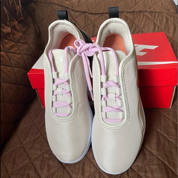 Nike Womens WMNS Air Max Motion 2 Size 8.5. Color OREWOOD BRN/METALLIC COPPER - Picture 3 of 12